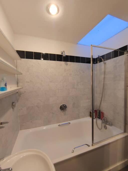 Stylish Apartment Near Carnaby Street, Sleeps 4. Londra Dış mekan fotoğraf